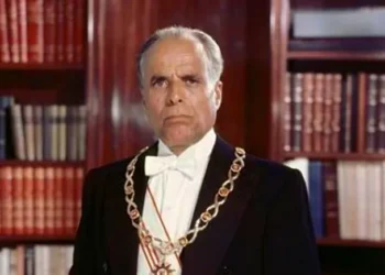 بين الزعامة و"بزنس" الطوائف..تونس أنجبت بورقيبة رجل دولةفلماذا أنجب لبنان سماسرة سلطة؟د. الياس ميشال الشويري معلّقاً:الزعامة الزائفة تصنع الخرابوالزعامة الحقيقية تبني الدولة...