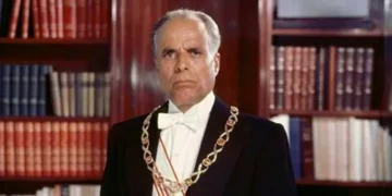 بين الزعامة و”بزنس” الطوائف.. تونس أنجبت بورقيبة رجل دولة فلماذا أنجب لبنان سماسرة سلطة؟ د. الياس ميشال الشويري معلّقاً: الزعامة الزائفة تصنع الخراب والزعامة الحقيقية تبني الدولة…