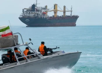 ماذا لو استمر إقفال مضيق هرمز؟بلومبرغ: تخفيض استهلاك النفط والغازوتقليل السفر جواً وبراً وبحراً...