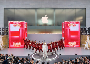 Apple تطفئ في 1 نيسان50 عاماً من التكنولوجية المتقدمةوتتعهد بتقديم الابتكارات تورية جديدة