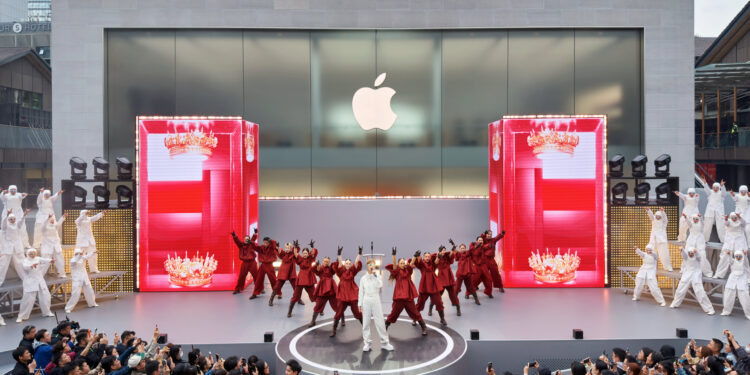 Apple تطفئ في 1 نيسان50 عاماً من التكنولوجية المتقدمةوتتعهد بتقديم الابتكارات تورية جديدة