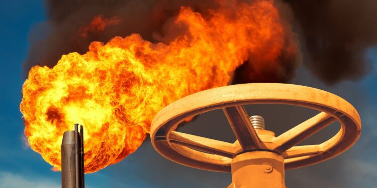 أخبار سيئة عن النفط والإقتصاد..فهل يُعاد الى سياسةخفض استهلاك الطاقة وخفض السرعةوتطبيق نظام العمل من المنزل؟