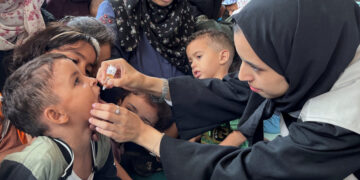 شلل الأطفال يجتاح غزة والسبب تدمير اسرائيل بناها التحتية وتراكم أطنان القمامة ومنع إدخال مواد النظافة…