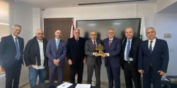 درع تكريمية للوزير البساط من المؤسسة الوطنية للضمان الإلزامي و إطلاعه على مشروع الربط الإلكتروني بهيئة إدارة السير…