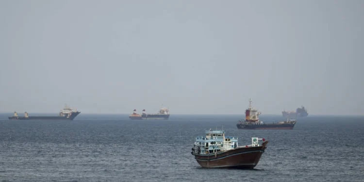 إيران توّثّق استهداف منشىآتهاوتقرير يكشف إزالة الألغام من مضيق هرمز