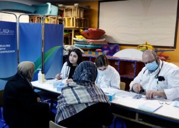 العيادة المتنقلة للجامعة اللبنانية الأميركية:التزام مستمر بتلبية احتياجات النازحين ضمن"الإغاثة الطارئة للبنان"