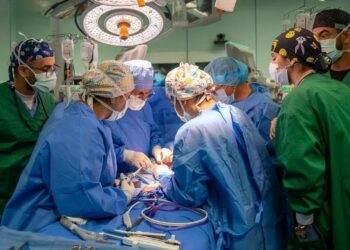 في عملية عاجلة..فصل توأمتين سعوديتين ملتصقتين