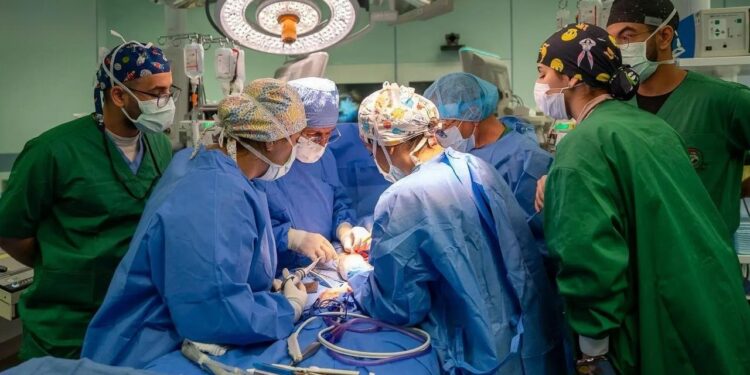 في عملية عاجلة..فصل توأمتين سعوديتين ملتصقتين