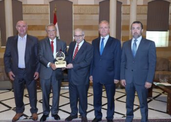 حبيب يسلّم رئيس الحكومة"اليوبيل الذهبي" لمصرف الإسكانويطلب دعمه لإلغاءرسم التسجيل العقاريحتى سقف الـ100 ألف دولار...