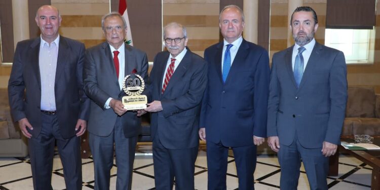 حبيب يسلّم رئيس الحكومة"اليوبيل الذهبي" لمصرف الإسكانويطلب دعمه لإلغاءرسم التسجيل العقاريحتى سقف الـ100 ألف دولار...