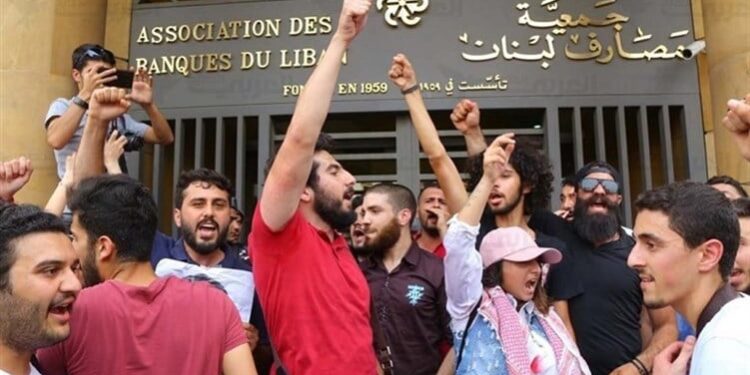 عطفاً على قول لروائية تركية مفادهأن "سرقة أمال الآخرينأكثر دنائة من سرقة نقودهم"..د. الياس ميشال الشويري معلقاً:سرقة ودائع اللبنانيينإغتيال للأمال وسرقة للمستقبل!