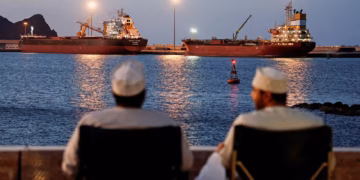 مضيق هرمز: بين شبح الحرب وانفجار المخاطر.. كيف يهدد الممر النفطي الأهم في العالم أسواق التأمين والطاقة؟