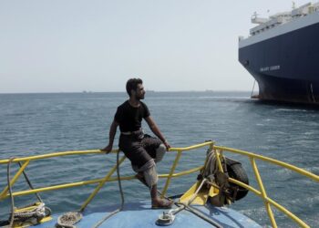 شركات التأمين البحري تشدّد تغطية مخاطر الحرب على السفن المرتبطة بالسعودية… وتصاعد هجمات الحوثيين يهدد صادرات النفط عبر البحر الأحمر
