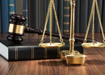 ينبغي للقاضي أن يكون يوماً في القضاء ويوماً في البكاء على نفسه” الفضيل بن عياض، أحد أعلام أهل السنة في القرن الثاني الهجري