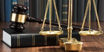 ينبغي للقاضي أن يكون يوماً في القضاء ويوماً في البكاء على نفسه” الفضيل بن عياض، أحد أعلام أهل السنة في القرن الثاني الهجري