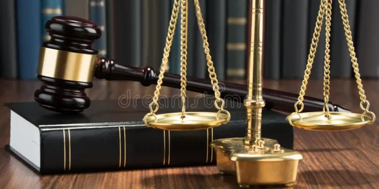 ينبغي للقاضي أن يكون يوماً في القضاء ويوماً في البكاء على نفسه” الفضيل بن عياض، أحد أعلام أهل السنة في القرن الثاني الهجري