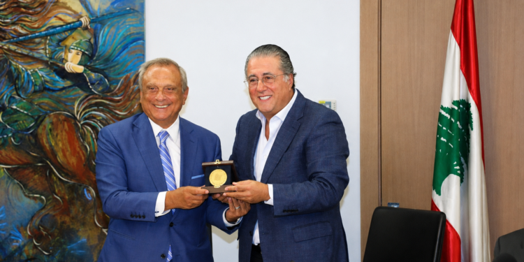 الهيئات الاقتصادية اللبنانية تكرّمرئيس مصرف الإسكان أنطوان حبيبتقديراً لجهوده في إستنهاضمصرف الإسكان وعطاءاته الاقتصادية والاجتماعية