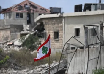 "فليسقط الوطن... نحن الوطن.إن لم يكن بنا كريماً آمناً،ولم يكن محترماً، ولم يكن حُرّاً،فلا عشنا ولا عاش الوطن"أحمد مطر، شاعر عراقياشتهر بالشعر السياسي الساخر