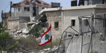 “فليسقط الوطن… نحن الوطن. إن لم يكن بنا كريماً آمناً، ولم يكن محترماً، ولم يكن حُرّاً، فلا عشنا ولا عاش الوطن” أحمد مطر، شاعر عراقي اشتهر بالشعر السياسي الساخر