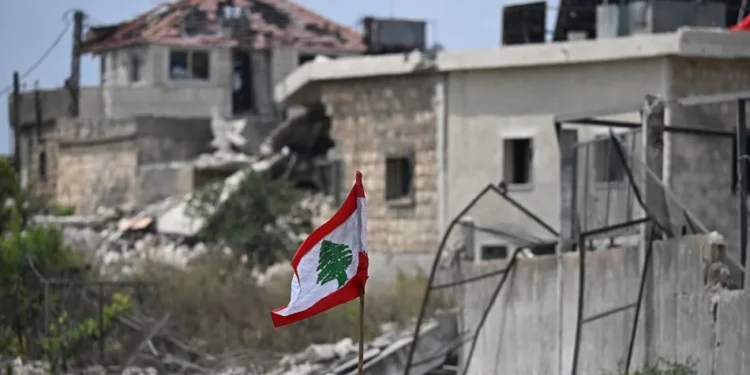 "فليسقط الوطن... نحن الوطن.إن لم يكن بنا كريماً آمناً،ولم يكن محترماً، ولم يكن حُرّاً،فلا عشنا ولا عاش الوطن"أحمد مطر، شاعر عراقياشتهر بالشعر السياسي الساخر
