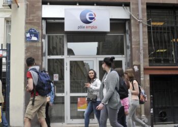 البطالة في فرنسا تقفزإلى أعلى مستوى منذ 2020..ضربة جديدة لماكرونوتحديات ثقيلة أمام الاقتصاد...