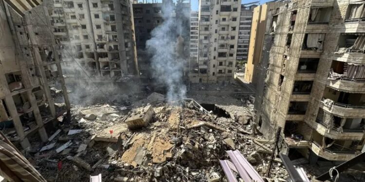 فليسقط الوطن... نحن الوطن.إن لم يكن بنا كريماً آمناً،ولم يكن محترماً، ولم يكن حُرّاً،فلا عشنا ولا عاش الوطن"أحمد مطر، شاعر عراقياشتهر بالشعر السياسي الساخر