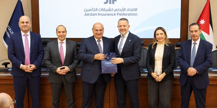 ماجد سميرات مكرّما من زملائهبعد تسلّمه رئاسة الـ GAIF..وظّف علاقاته التأمينية الواسعةلتعزيز المشاركة الكثيفة في المؤتمر...